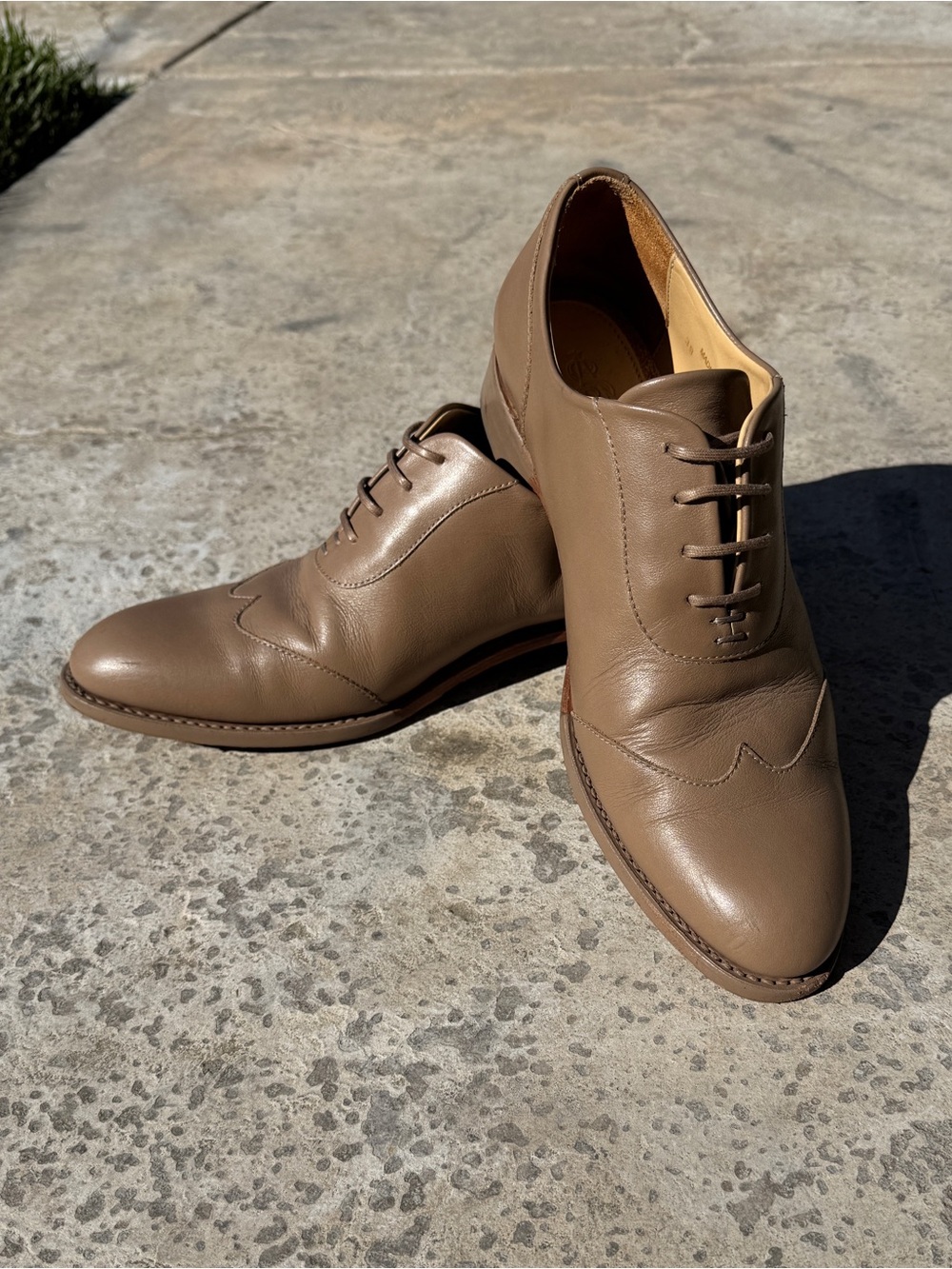 Beautiful OFFICE OF ANGELA SCOTT Classic Leather Oxford Shoes in Tan